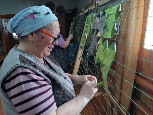Волонтёры культуры Ютазинского района вяжут маскировочные сети для поддержки мобилизованных