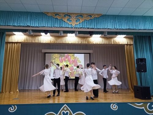 Праздничный концерт в честь 8 Марта: весеннее настроение в гимназии