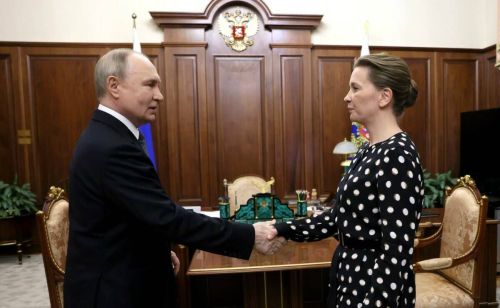 Владимир Путин вручил «Золотую звезду» Героя РФ вдове погибшего выпускника Казанского танкового училища