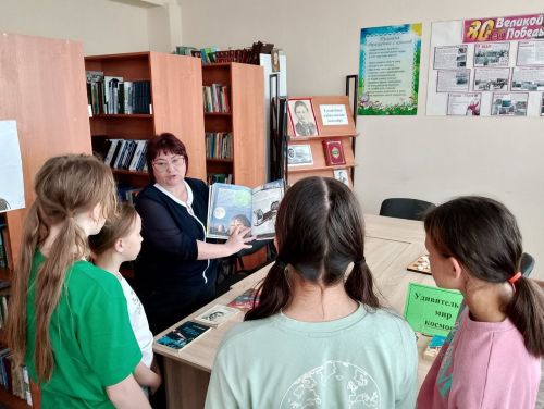 Интеллектуальный квиз «Это просто космос» в сельской библиотеке