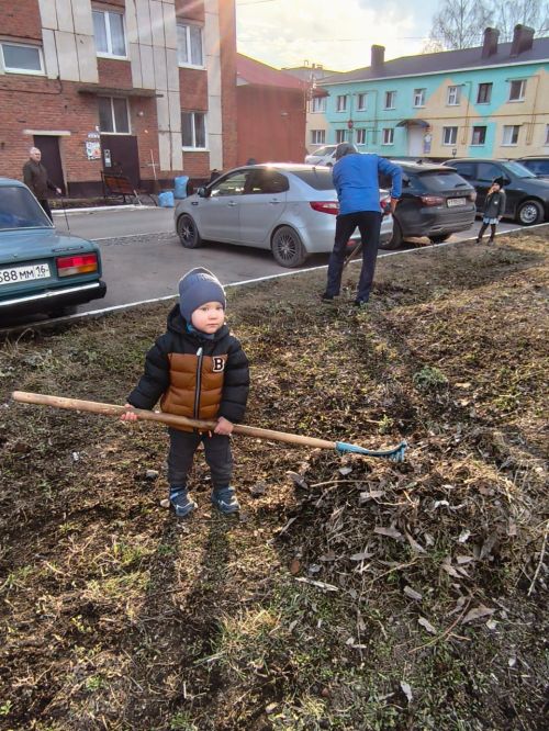 Дружная уборка в Уруссу: от мала до велика вышли на субботник