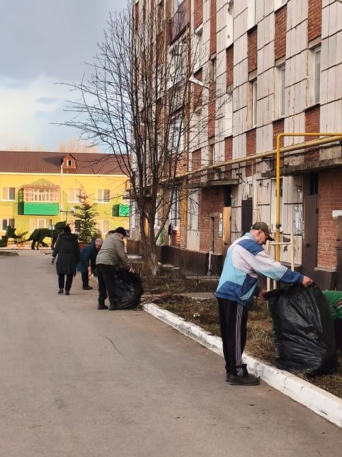 Дружная уборка в Уруссу: от мала до велика вышли на субботник