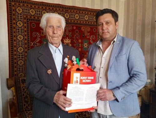 Директор РДК поздравил ветерана с 80-летием Победы