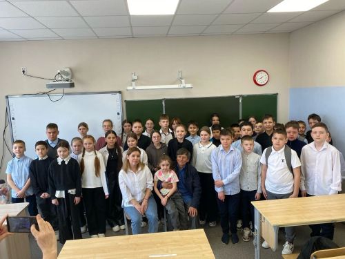 Школьники Уруссинской школы встретились с семьей героя