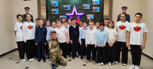 В Уруссинской гимназии прошел Урок мужества с участием героя СВО