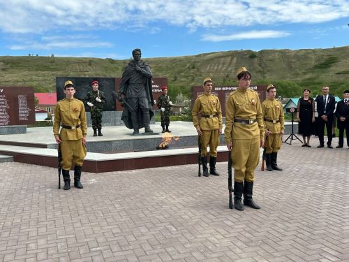Мәңгелек ут яна мәңгегә, каһарманнар искә төшә шул мәлдә...