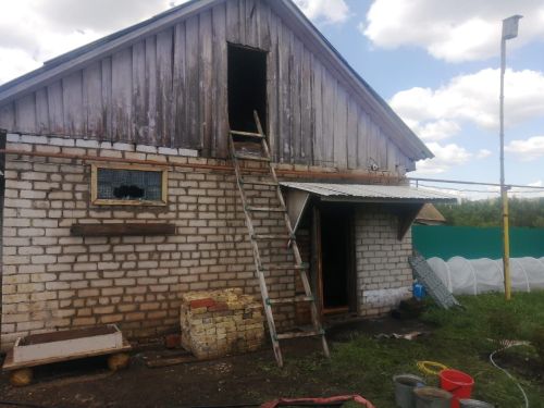 Пожар в поселке Урал: повреждена баня, причина устанавливается
