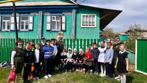 «Гости к ветерану»: школьники поздравили героев с Днём Победы