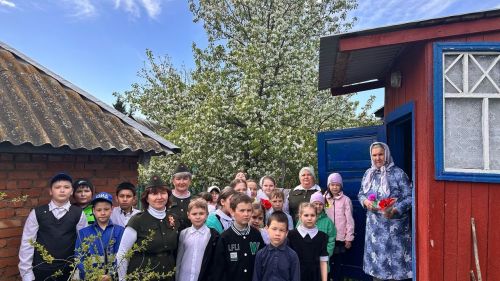 «Гости к ветерану»: школьники поздравили героев с Днём Победы