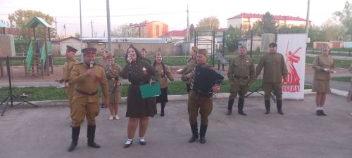 Незабываемый вечер под открытым небом: акция «Поём двором» очаровала Уруссу!
