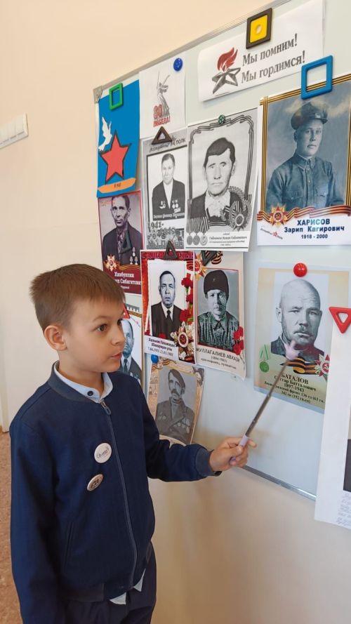 «Мы помним, мы гордимся»: первоклассники посвятили стенд героям войны