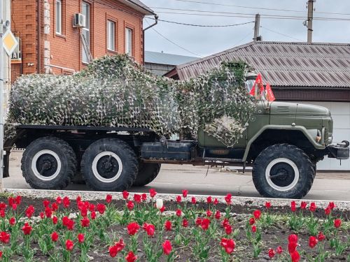 Улицы поселка Уруссу праздничным убранством встречают 9 Мая