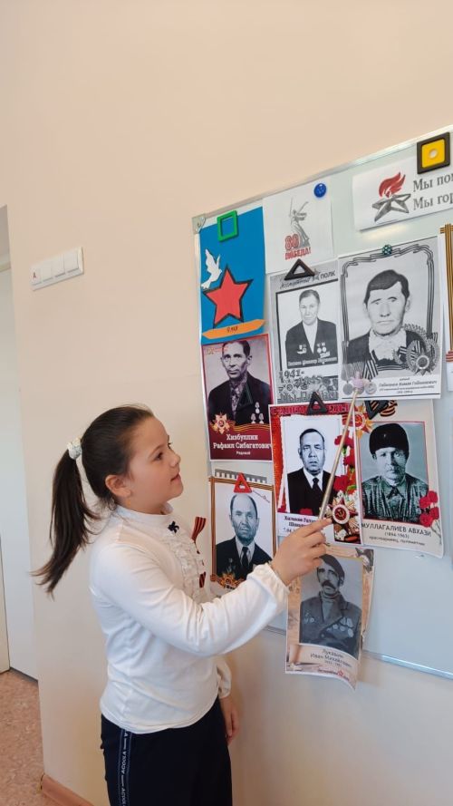«Мы помним, мы гордимся»: первоклассники посвятили стенд героям войны