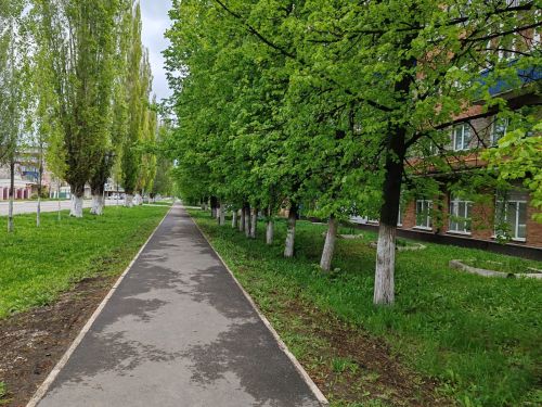 Улицы поселка Уруссу праздничным убранством встречают 9 Мая