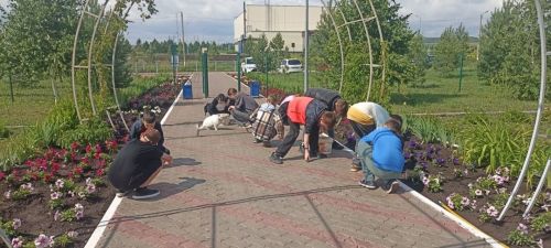 Ребята благоустраивают территорию лагеря