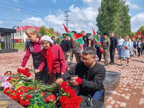 На холодную плиту легли живые цветы от благодарных ютазинцев