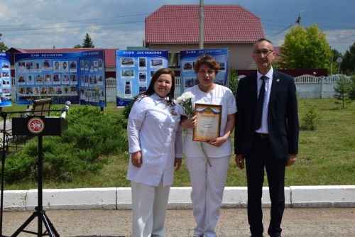 Ангелы в белых халатах отметили профессиональный праздник