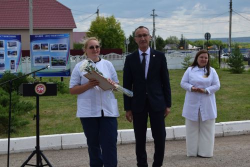 Ангелы в белых халатах отметили профессиональный праздник