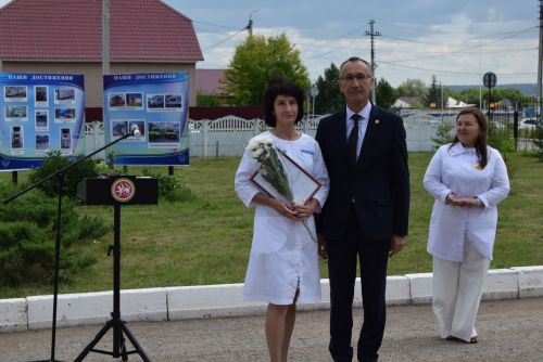 Ангелы в белых халатах отметили профессиональный праздник