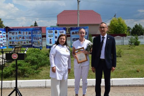 Ангелы в белых халатах отметили профессиональный праздник