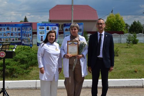 Ангелы в белых халатах отметили профессиональный праздник