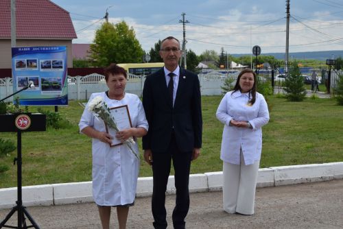 Ангелы в белых халатах отметили профессиональный праздник