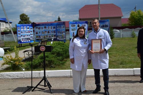 Ангелы в белых халатах отметили профессиональный праздник