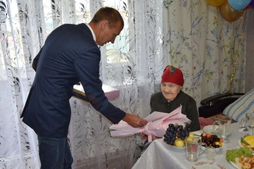 Проживающая в поселке Уруссу Елизавета Антоновна Яковлева на днях перешагнула 95-летний жизненный рубеж