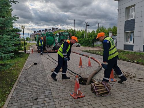 В поселке Уруссу идет промывка хозбытовой канализации