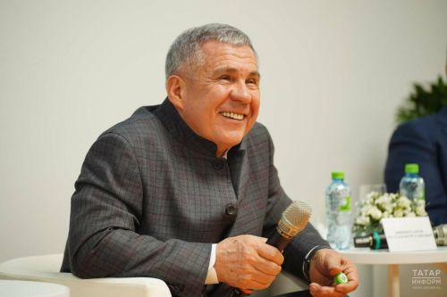 Сегодня утром Рустам Минниханов принял участие в торжественном намазе, приуроченном к празднику Курбан-байрам в Кукморском районе