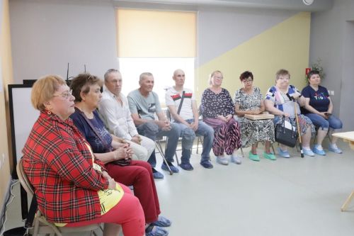Крепнет пожатье дружеских рук