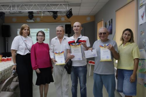 Крепнет пожатье дружеских рук