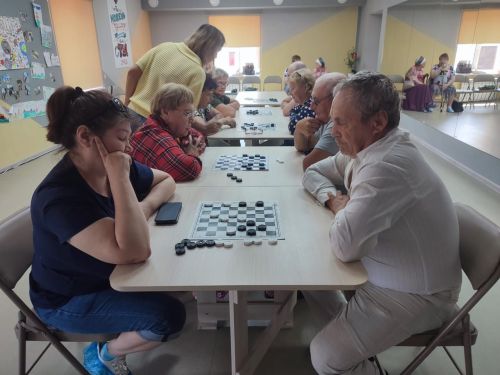 Крепнет пожатье дружеских рук