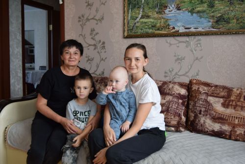 Помощник фельдшера держит руку на пульсе сельчан