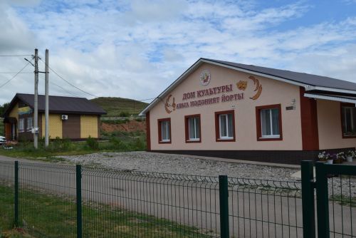 Помощник фельдшера держит руку на пульсе сельчан