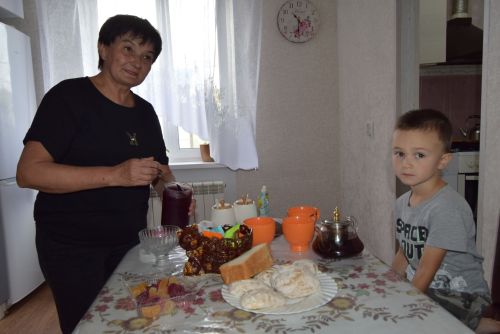 Помощник фельдшера держит руку на пульсе сельчан