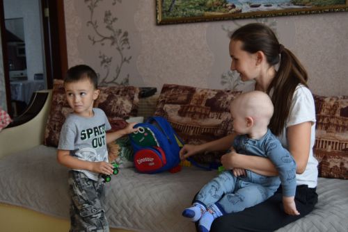 Помощник фельдшера держит руку на пульсе сельчан