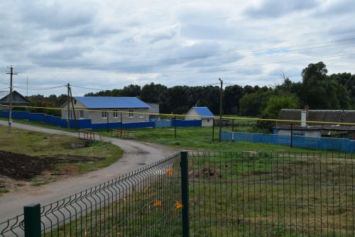 Помощник фельдшера держит руку на пульсе сельчан