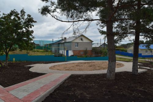Помощник фельдшера держит руку на пульсе сельчан
