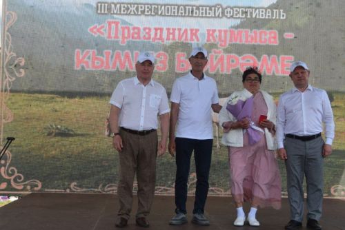 На абсалямовском майдане звучали фанфары в честь кумысоделов.
