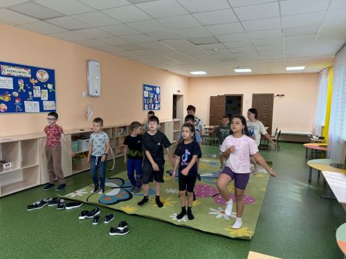 Пришкольный лагерь: Смех, творчество и дружба!