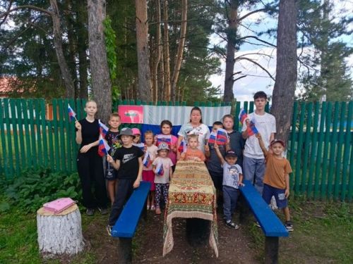 Три цвета праздника