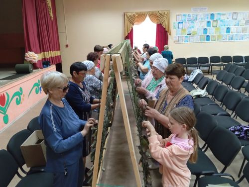 Женские руки – фронту