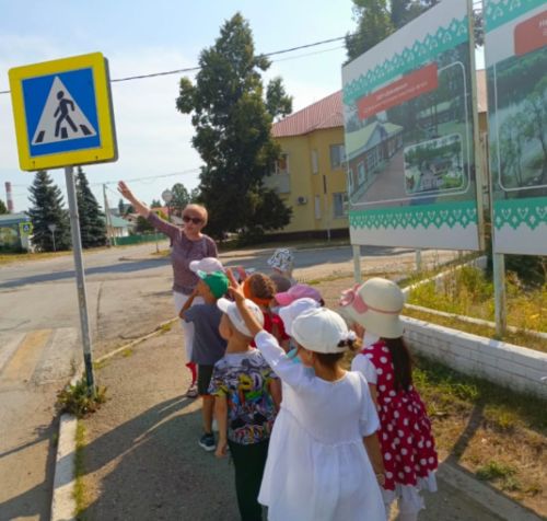 Дошкольники знакомятся с безопасностью дорожного движения