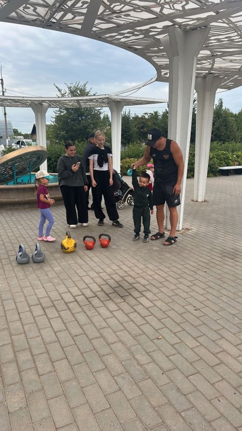 Спортивная школа «Олимп» представила гиревой спорт на фестивале добрососедства «Наш двор»