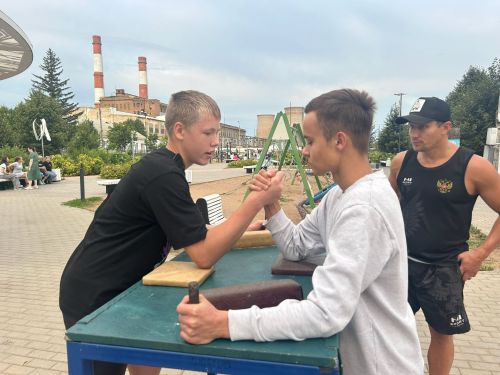 Спортивная школа «Олимп» представила гиревой спорт на фестивале добрососедства «Наш двор»