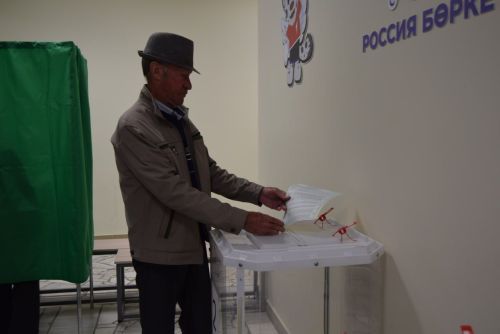 Глава Ютазинского района проголосовал одним из первых