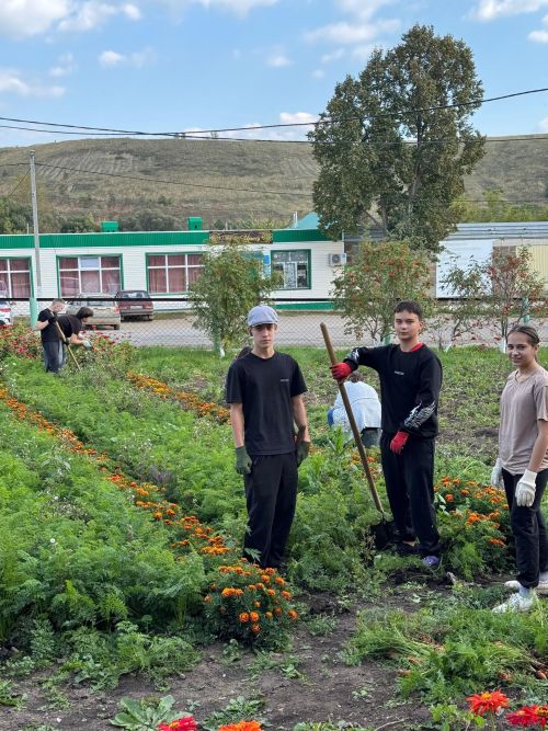 Старо-Уруссинская школа делится щедрыми дарами прекрасной осени