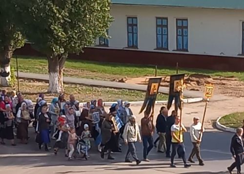 В посёлке Уруссу прошёл праздничный крестный ход в честь Рождества Пресвятой Богородицы