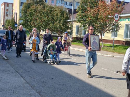 В посёлке Уруссу прошёл праздничный крестный ход в честь Рождества Пресвятой Богородицы